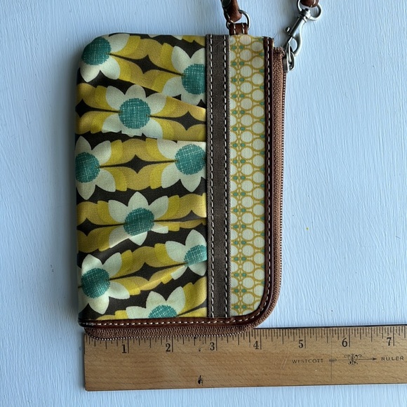 🌻 Fossil Flower Wristlet - Picture 10 of 11